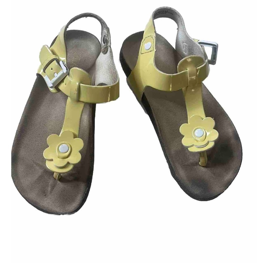 Children’s Place girls yellow T- strap sandal with flower detail.‎ Size 10.